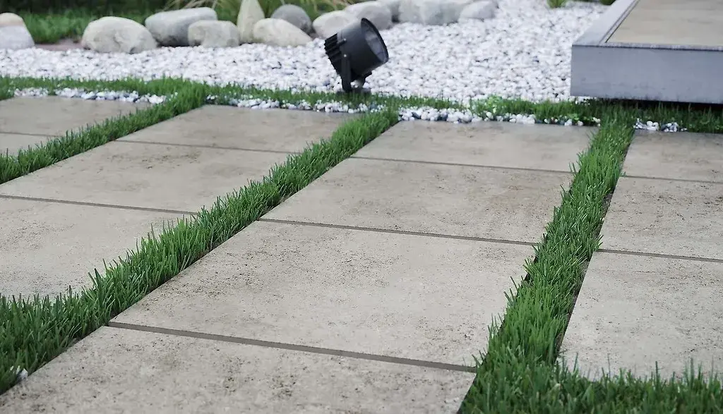 Co położyć na beton na tarasie? Najlepsze materiały, które zaskoczą.
