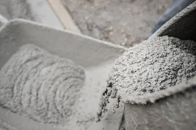 Cement czy gotowa zaprawa – co wybrać dla najlepszej jakości budowy?