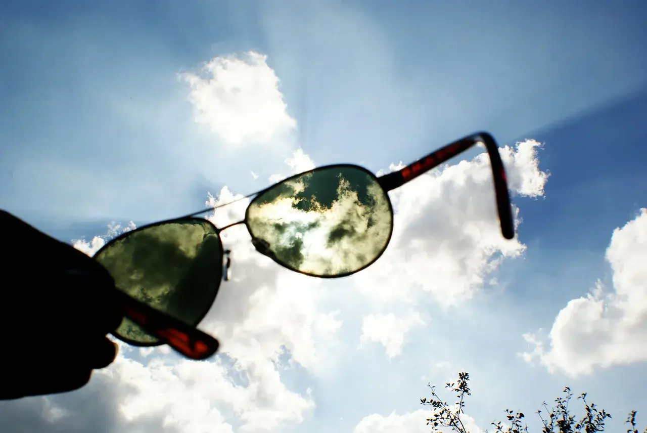 Okulary polaryzacyjne czy fotochromy - co wybrać dla lepszej ochrony?