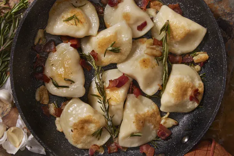 Jak odgrzać pierogi na patelni, aby były znów chrupiące i smaczne