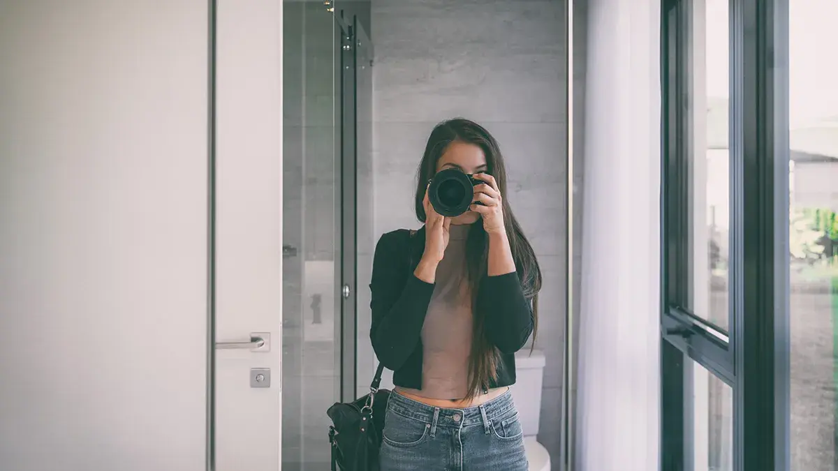 Jak zrobić ładne zdjęcie w lustrze: sekrety idealnych selfie