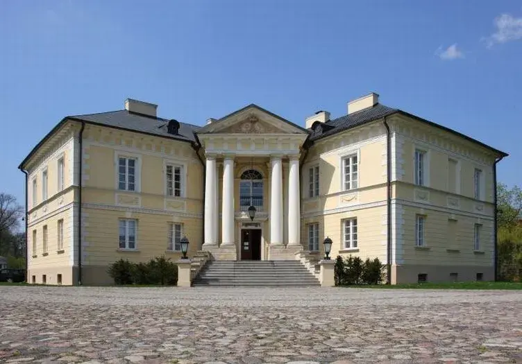 Pałac w Dobrzycy: największa atrakcja turystyczna regionu na weekend