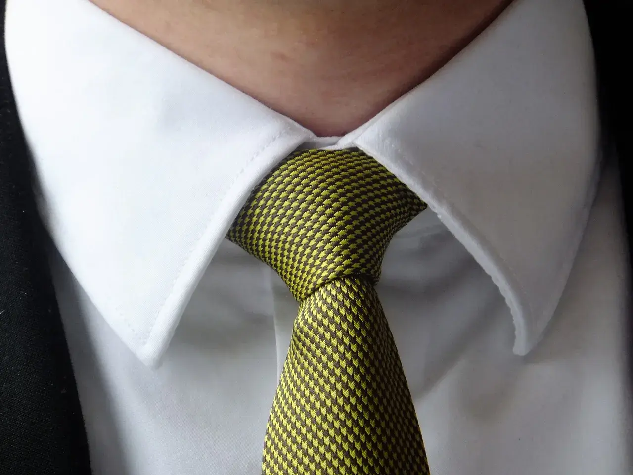Jak wybrać modny krawat? Trendy, kolory i porady stylowe na każdą okazję