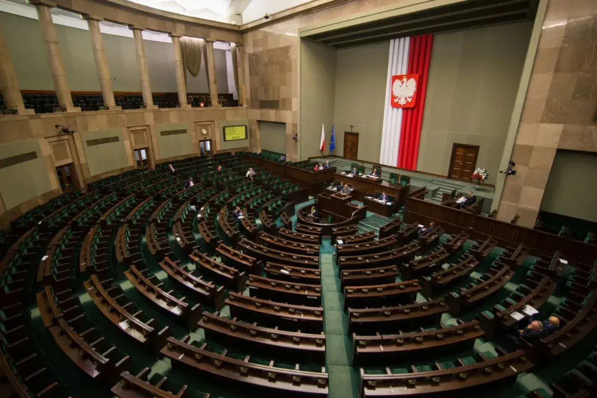 Obrady Sejmu kiedy: nie przegap ważnych dat i tematów dyskusji