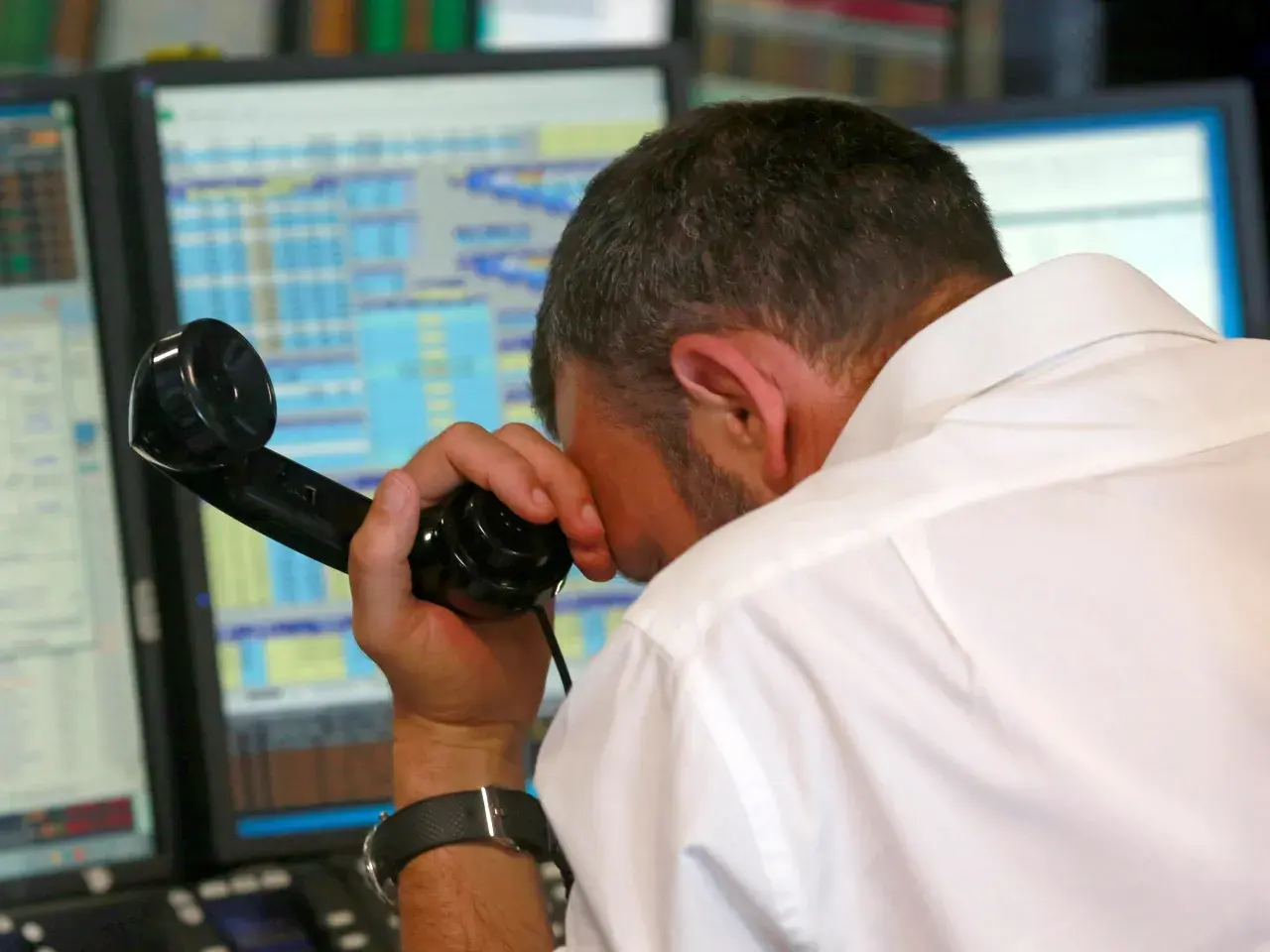 Kim jest broker i jaką pełni rolę? Poznaj specyfikę zawodu