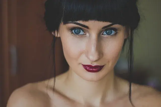 Jak zapobiec rozmazywaniu szminki? Proste triki na trwały makijaż ust