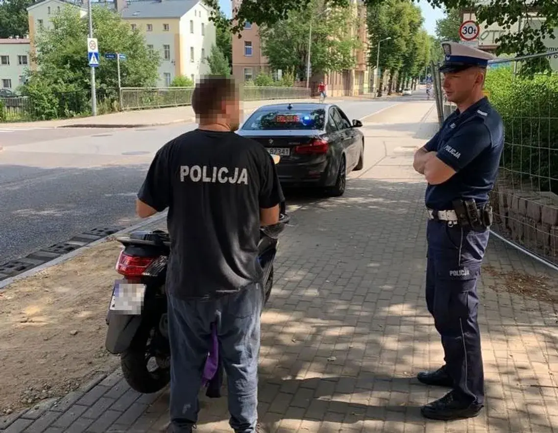 Noszenie koszulki z napisem policja jest nielegalne - poznaj konsekwencje