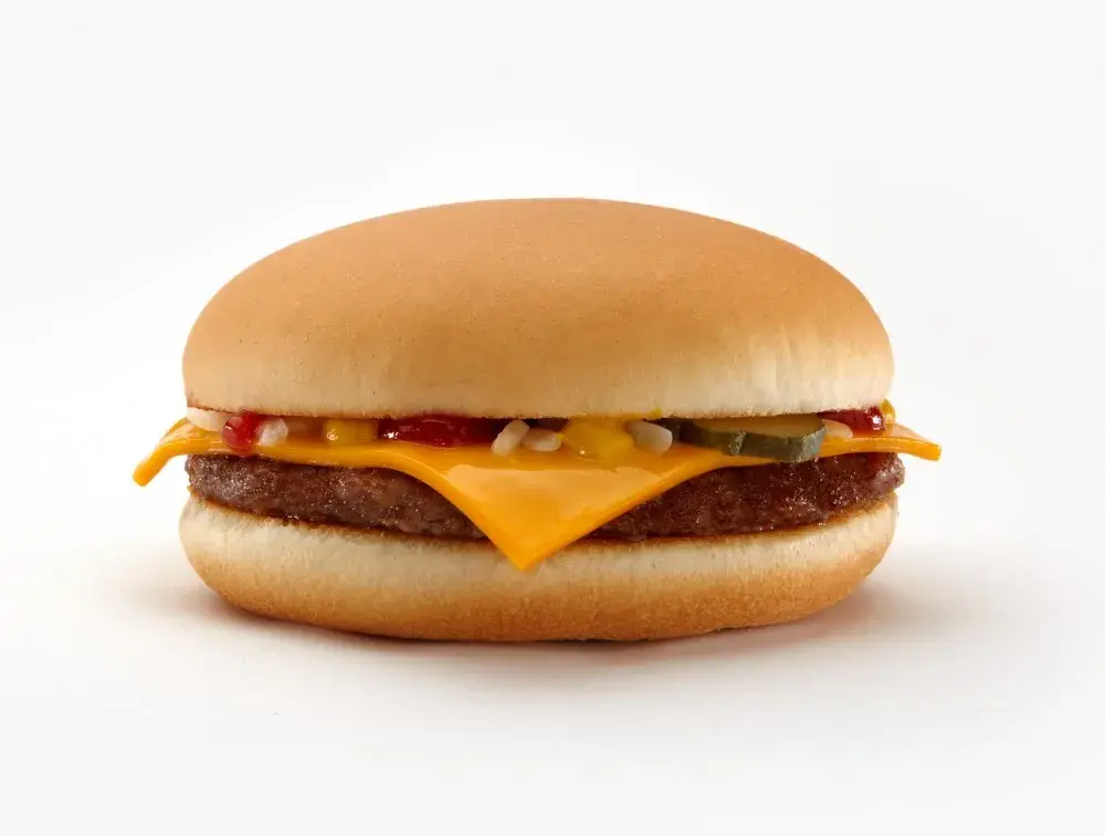 Ile kalorii ma cheeseburger w McDonald's? Sprawdź, czy warto go jeść!