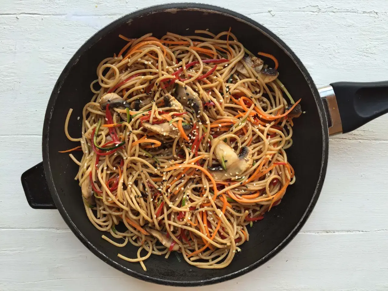 Zamienniki makaronu chow mein, które uratują Twoje dania
