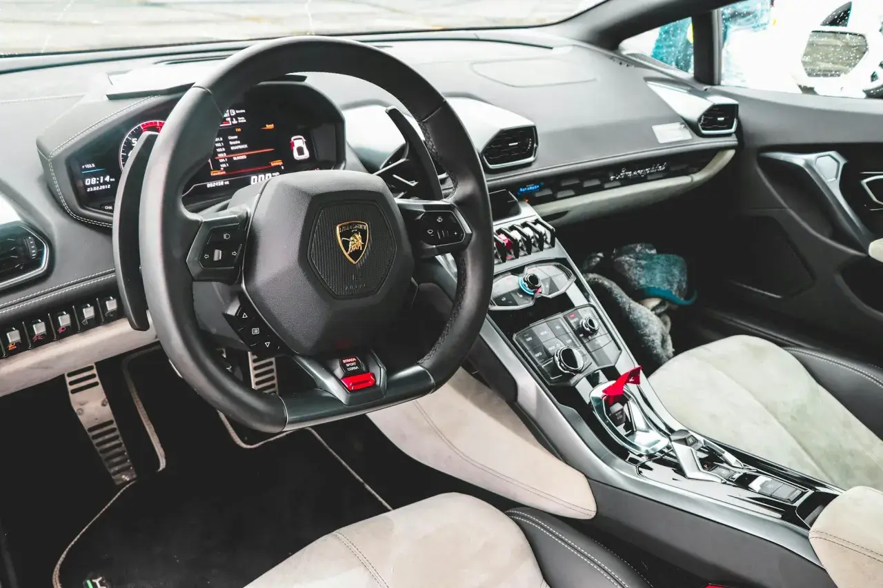 Dobór wzmacniacza do systemu car audio – jak uzyskać idealne brzmienie w samochodzie?