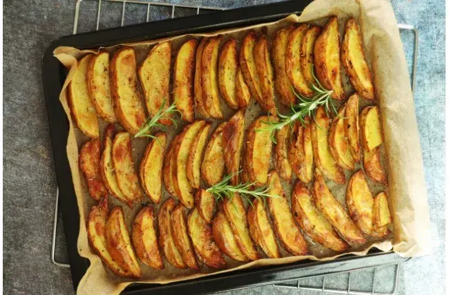 Ile piec ziemniaki w plastrach w piekarniku, aby były idealne?