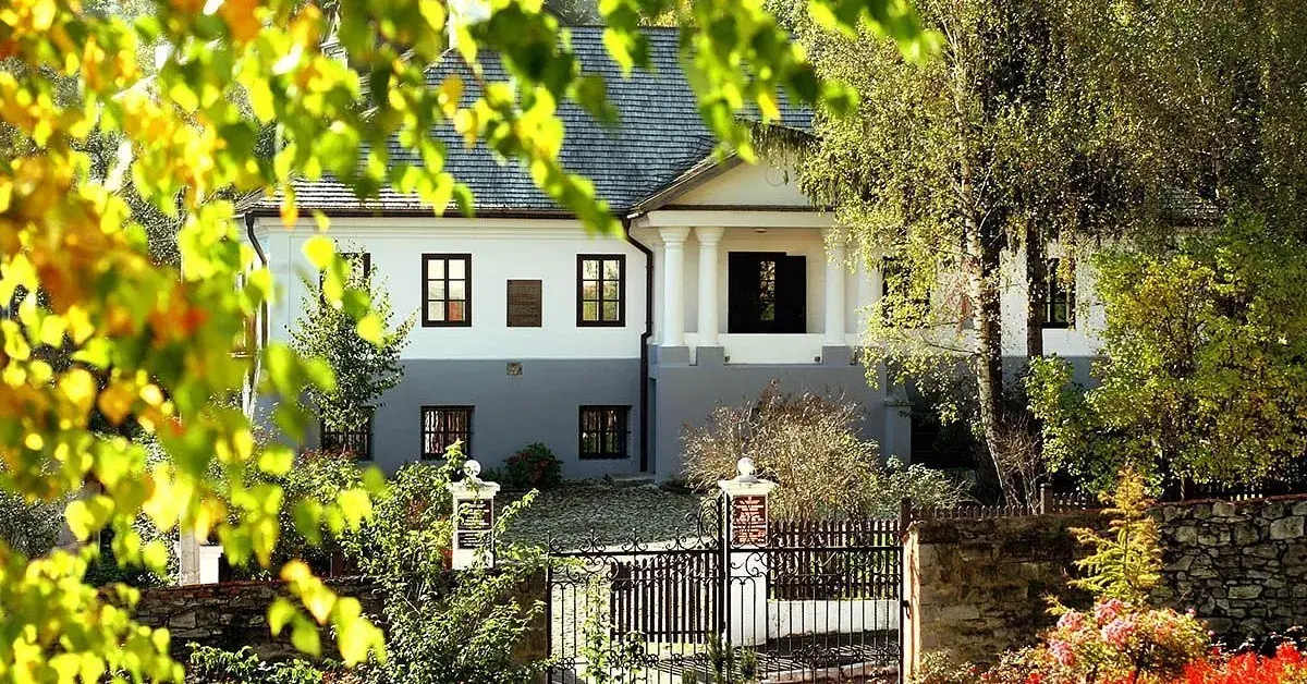 W jakiej epoce tworzył Adam Mickiewicz i jak wpłynęła na jego twórczość?