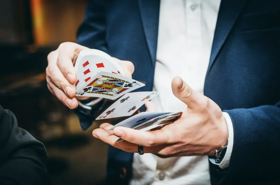 Gra karciana online: co oferują najlepsze platformy z grami strategicznymi?