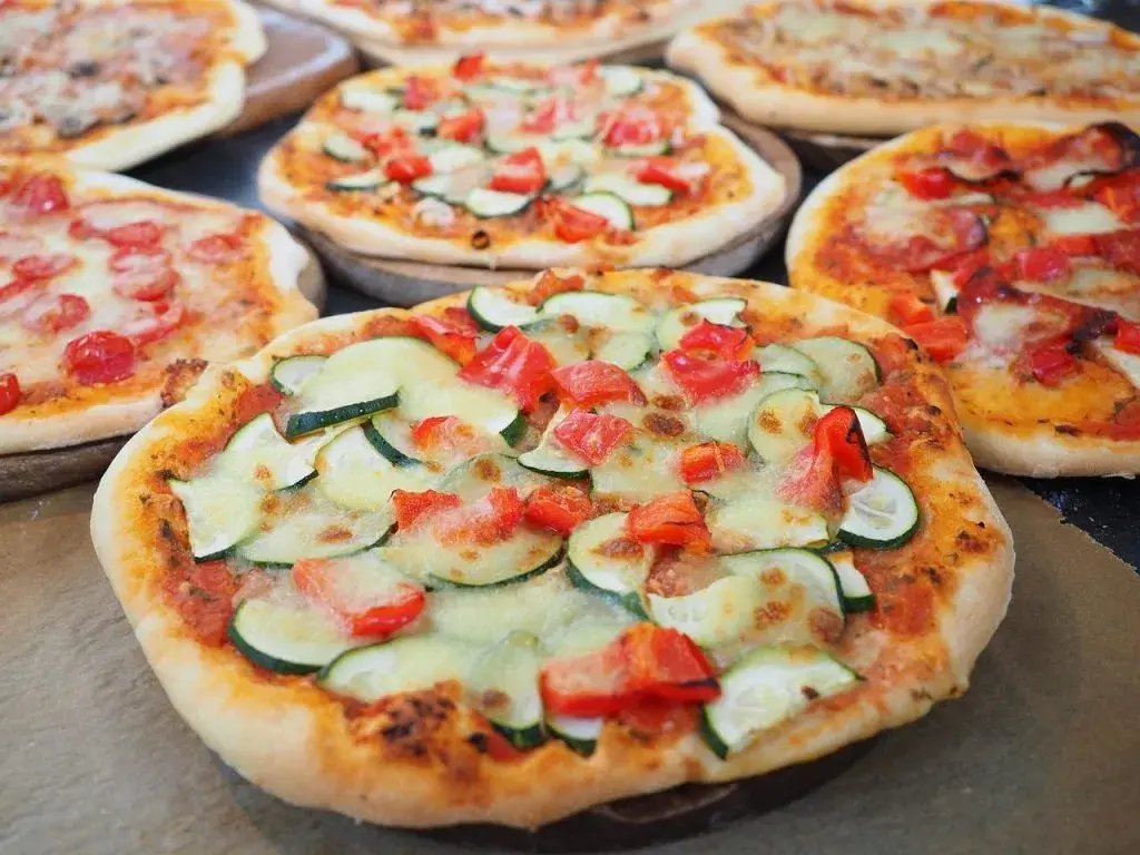 Jak zrobić szybko pizzę: prosty przepis na pyszną kolację w 15 minut