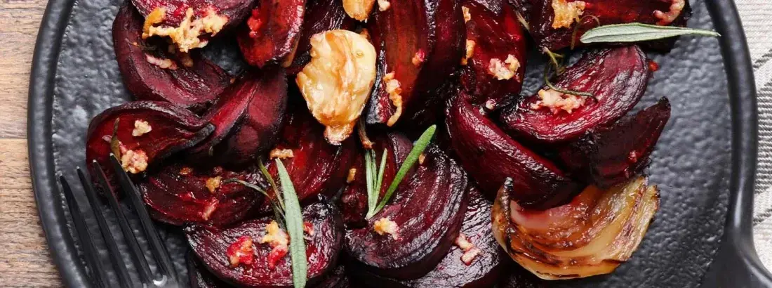 Jak długo piec buraki w piekarniku? Czas i temperatura pieczenia.