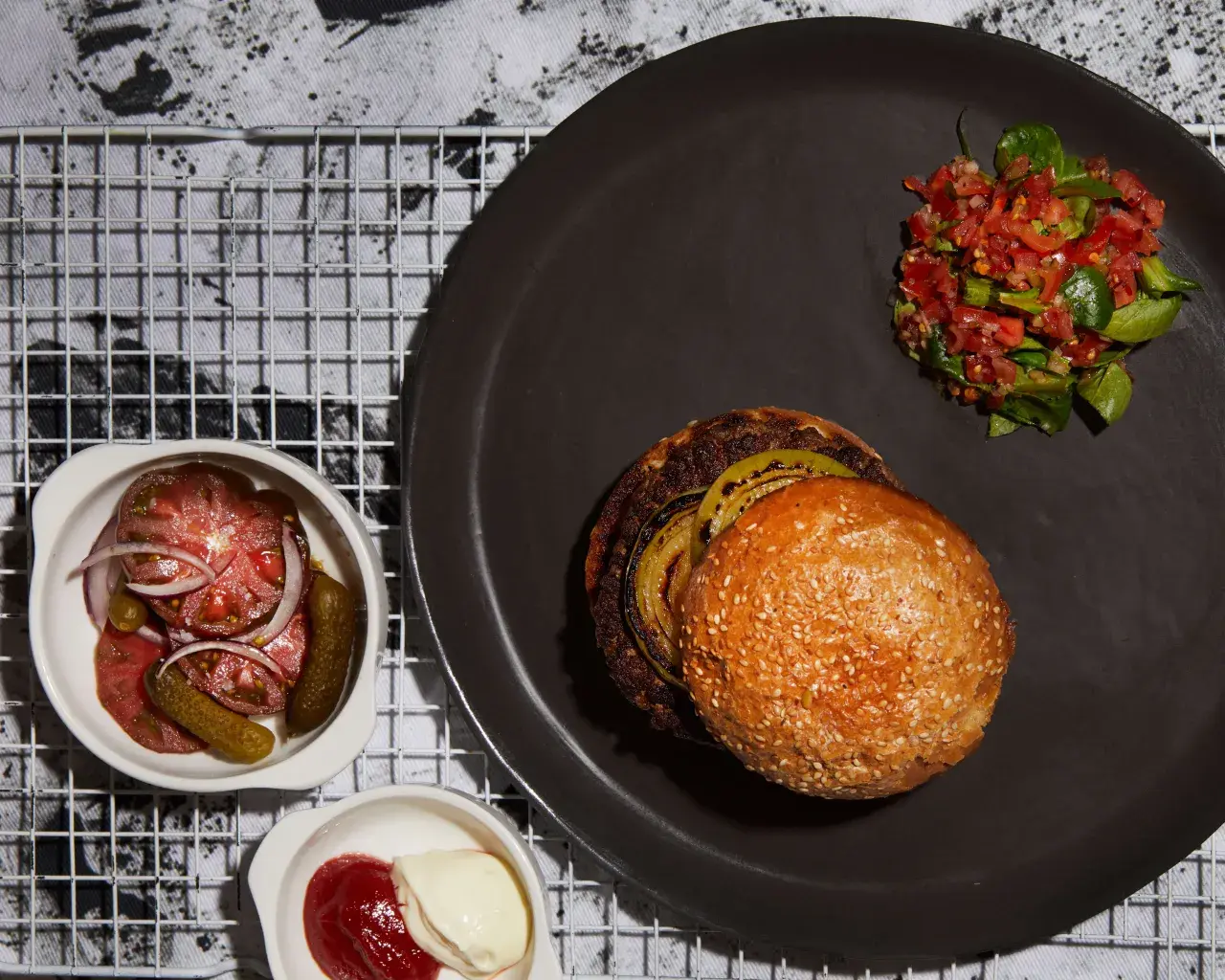 Ile mięsa na burgery? Sprawdź idealne proporcje dla smaku
