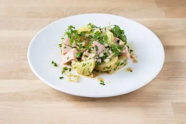 Recette de salade de pommes de terre au cervelas facile et délicieuse
