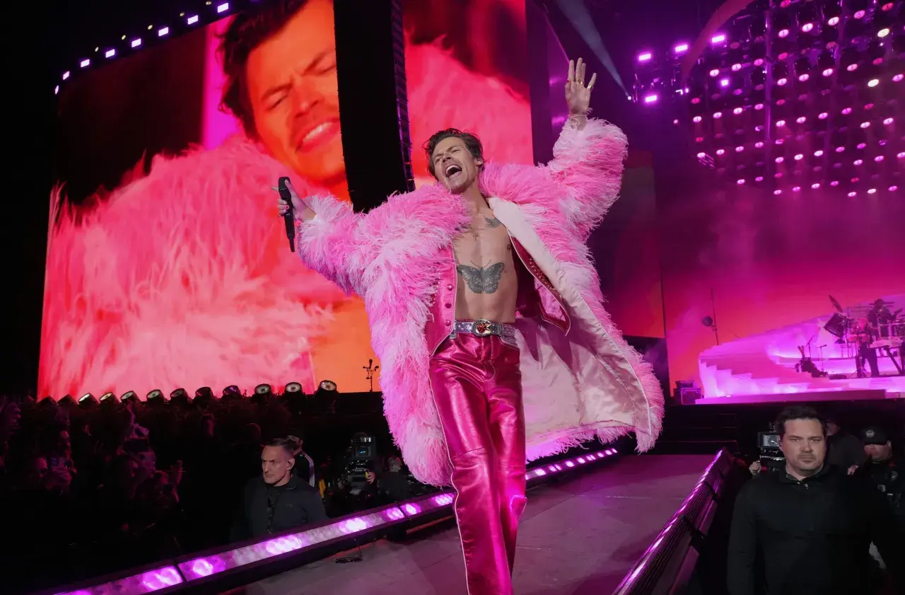 Jak stworzyć idealny outfit na koncert Harry'ego Stylesa, który zachwyci wszystkich