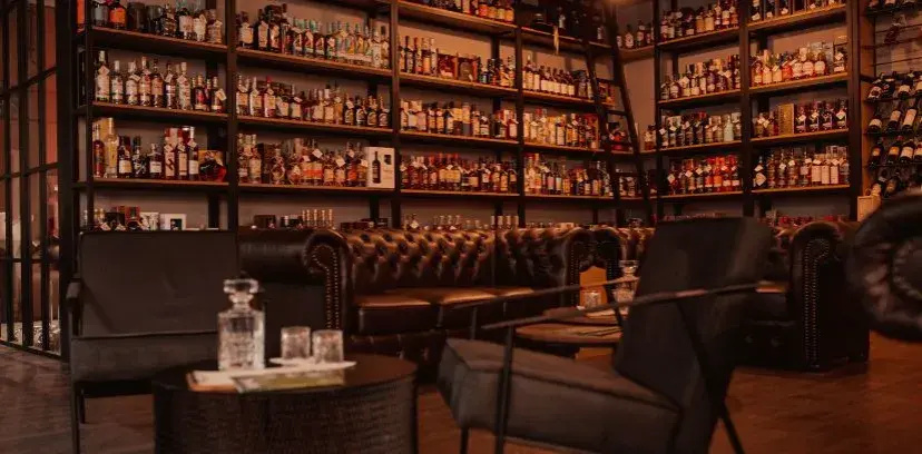 Jak pić Bombay Sapphire: odkryj wyjątkowe smaki i przepisy na drinki