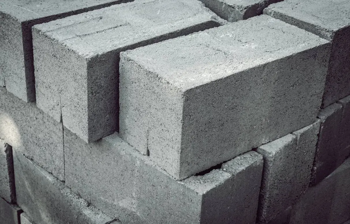Fundamenty z bloczków betonowych czy wylewane – co wybrać, aby zaoszczędzić?