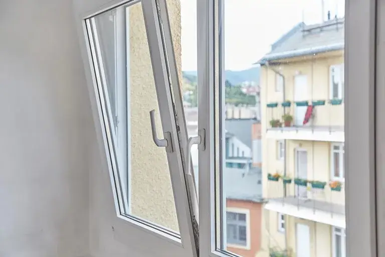Jak wejść do domu przez uchylone okno: 5 bezpiecznych metod