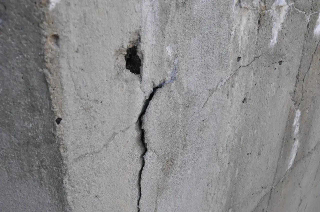 Czym zabezpieczyć beton, aby uniknąć zniszczeń i wilgoci?