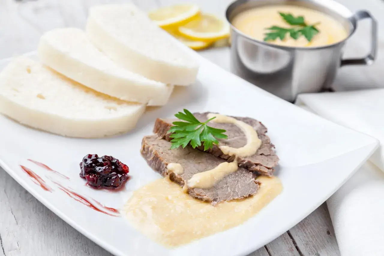Jak zrobić sos do schabu pieczonego: 5 przepisów krok po kroku