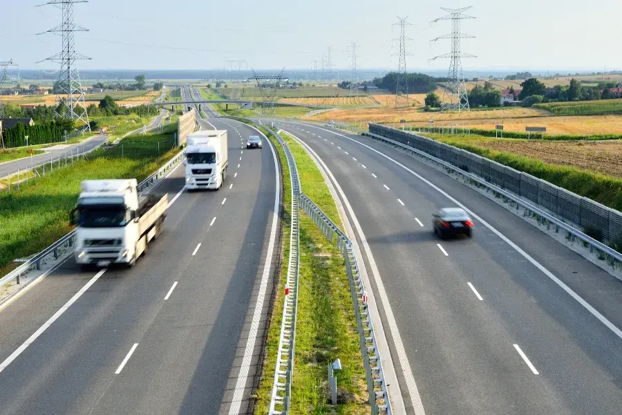 Ile może jechać tir na autostradzie? Maksymalne prędkości w Europie i zasady.