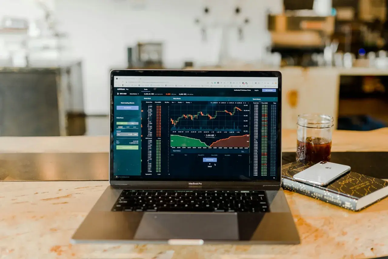Porównanie zdecentralizowanych giełd (DEX) i scentralizowanych giełd (CEX)