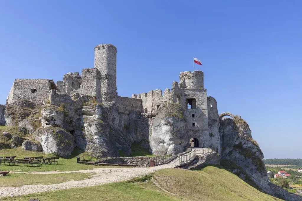 Zamek Ogrodzieniec w Podzamczu: historia, ceny biletów i atrakcje, które musisz zobaczyć