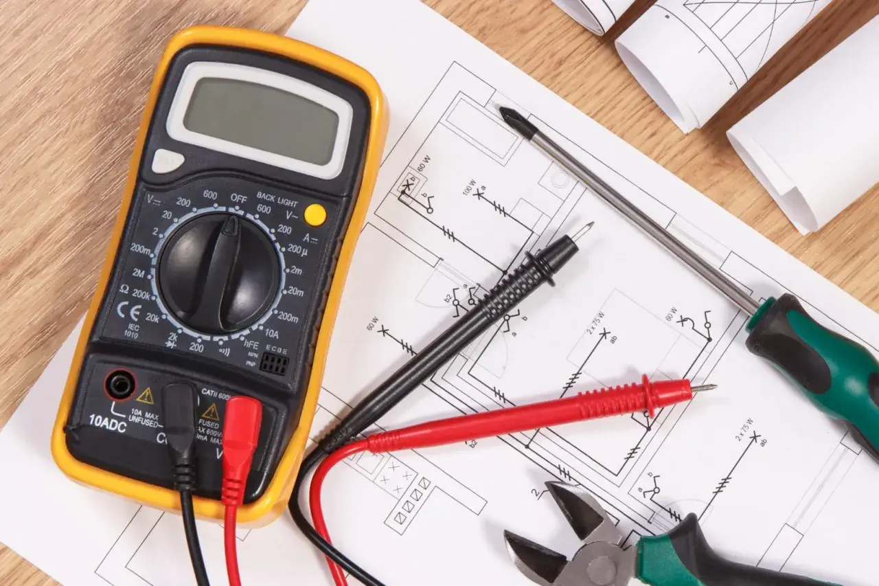 Ile trwa kurs elektryka? Poznaj czas trwania różnych szkoleń