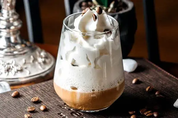 Ile kalorii ma kawa latte? Zaskakujące różnice w kaloryczności!