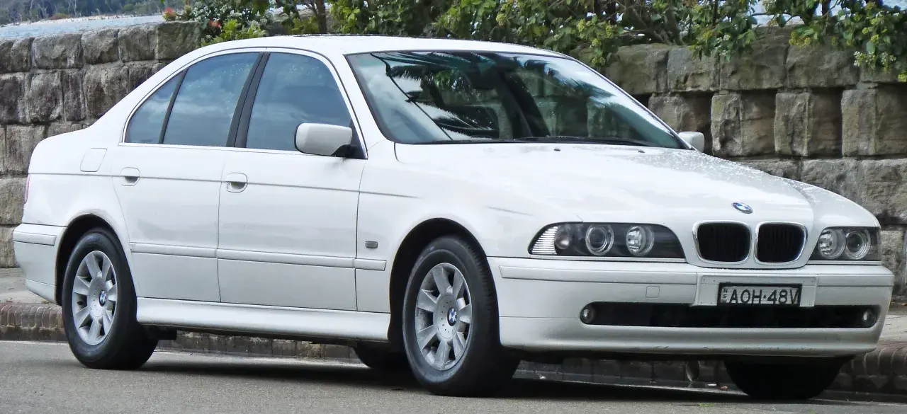BMW E39 – historia, specyfikacje i osiągi kultowego modelu.