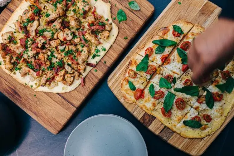 Jak układać składniki na pizzy, aby uniknąć niepowodzeń w smaku