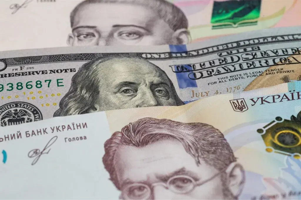 Jak bezpiecznie kupić dolary w NBP bez dodatkowych opłat i prowizji