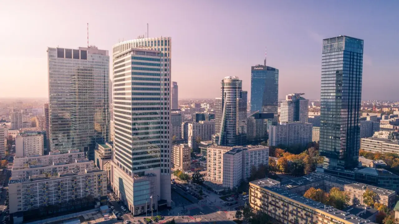 Dlaczego coraz więcej firm wybiera wirtualne biuro w Warszawie? Oszczędności to tylko jedna z przyczyn