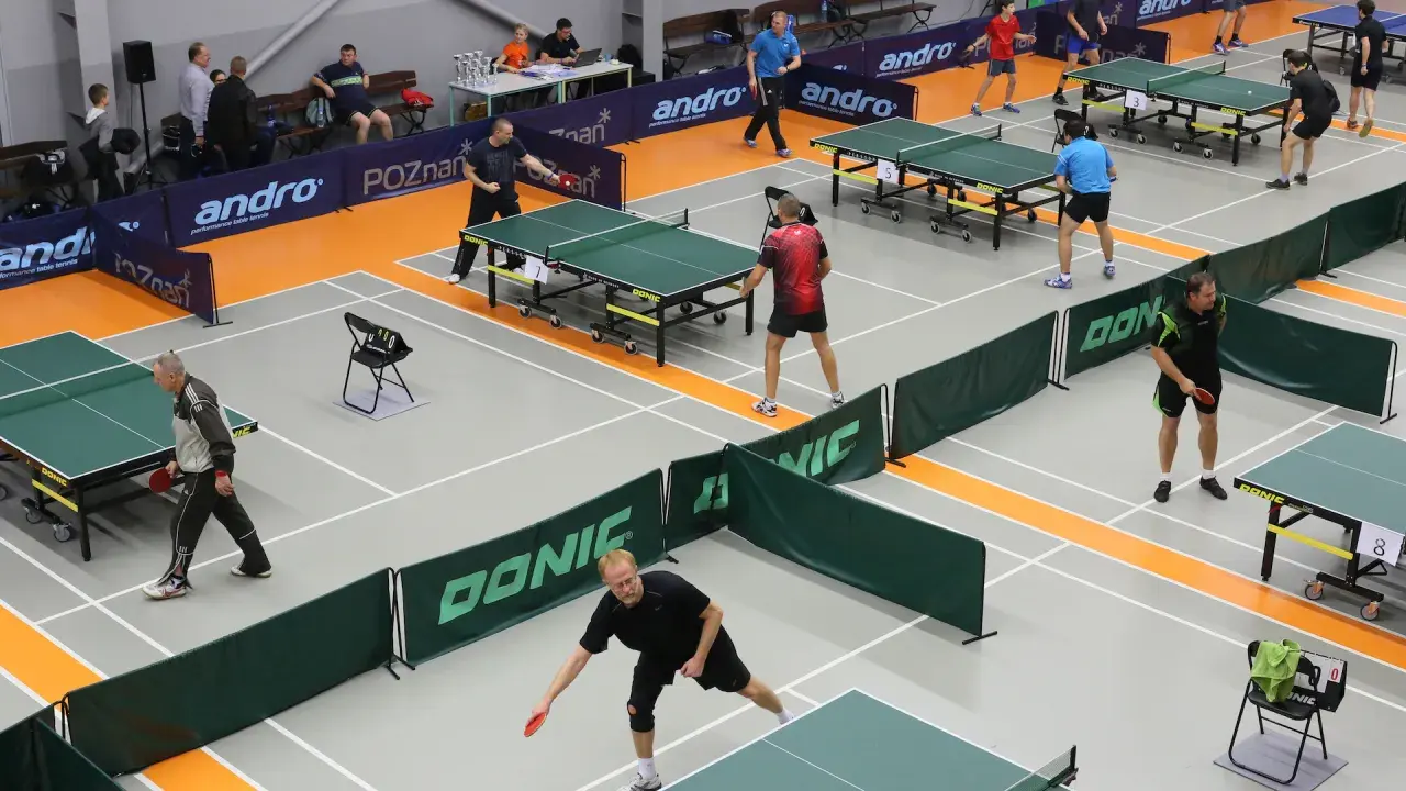 Gdzie grać w tenis stołowy w Poznaniu? Sprawdź najlepsze miejsca