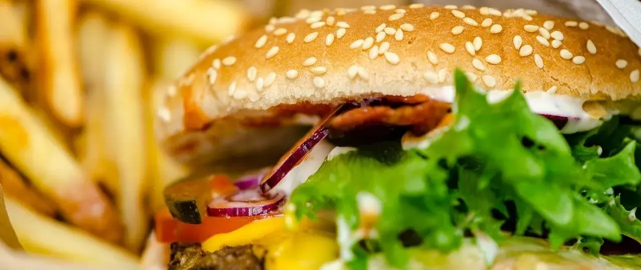 Burger wołowy z frytkami: Ile kalorii naprawdę jesz? Szokujące liczby!