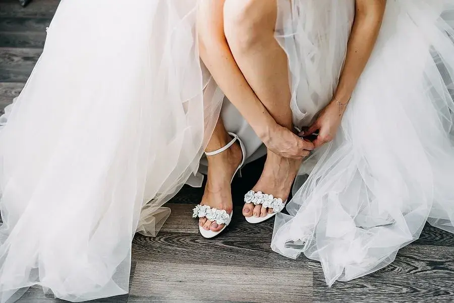 Jakie buty do sukni ślubnej boho, aby wyglądać olśniewająco?