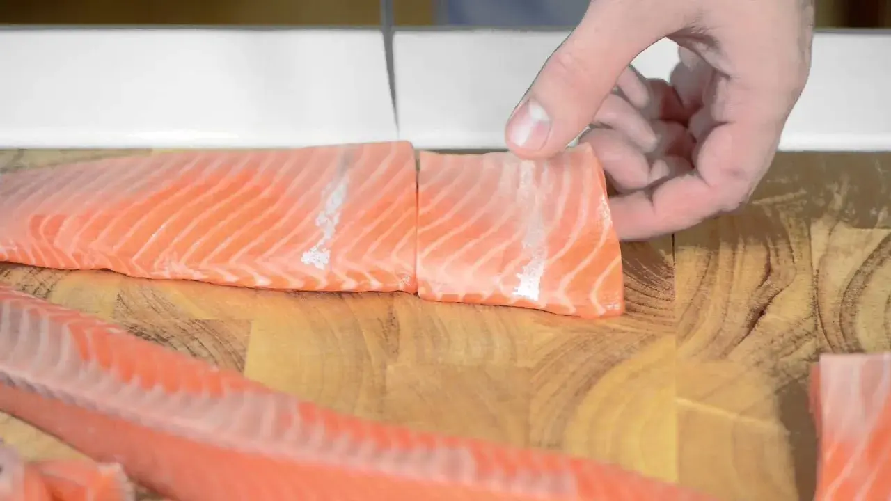 Jak pokroić łososia do sushi, aby uzyskać idealne plastry?