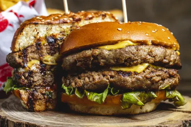 Co to jest burger? Poznaj jego składniki i fascynującą historię