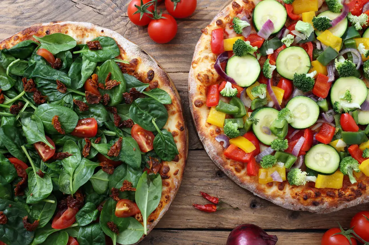 Mąka i sos do pizzy w kuchni wegetariańskiej