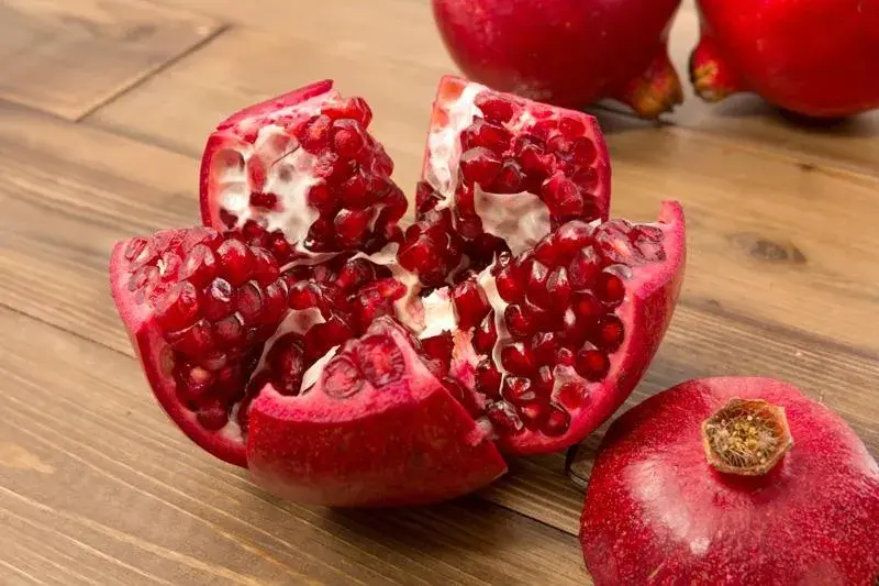 Jak się kroi granat - szybki i łatwy sposób na przygotowanie granata