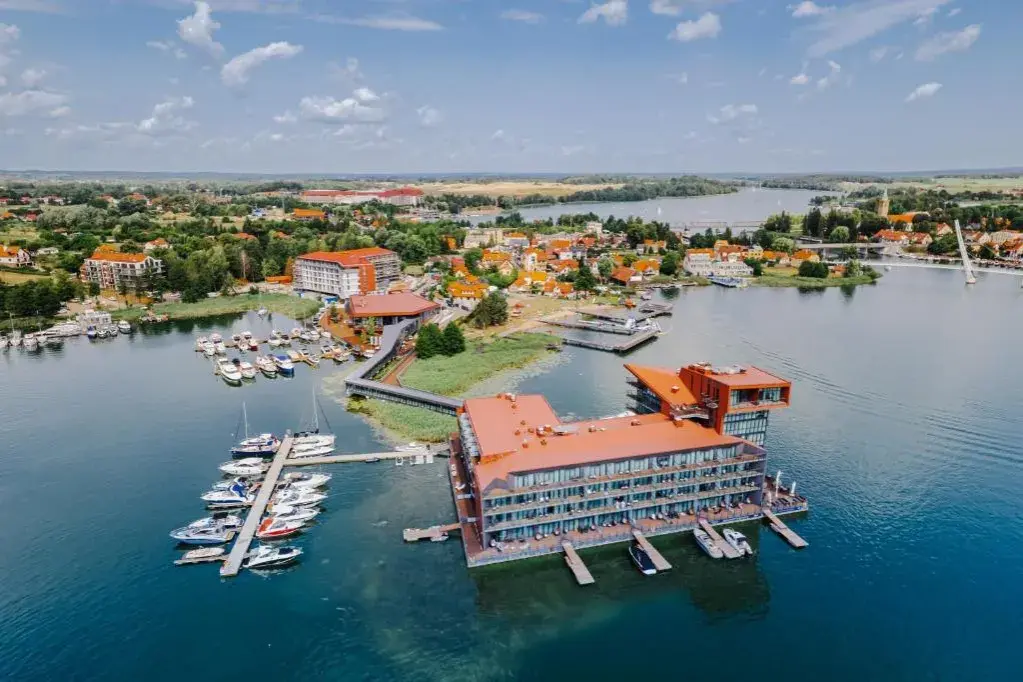 Hotel Ptasia Wyspa: Luksusowy wypoczynek na Mazurach nad jeziorem