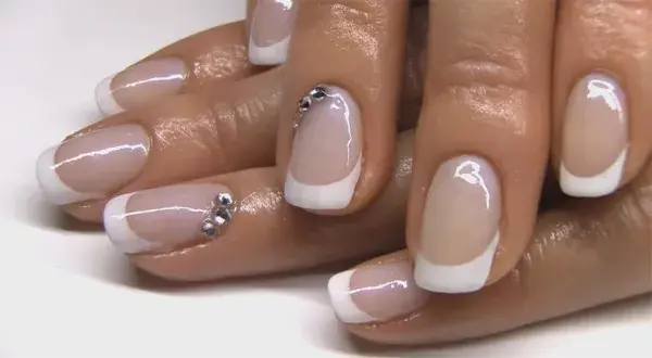 Jak zrobić french hybrydą: 5 prostych kroków do idealnego manicure