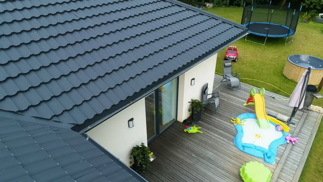 Blachodachówka czy dachówka ceramiczna: porównanie cen i opłacalności