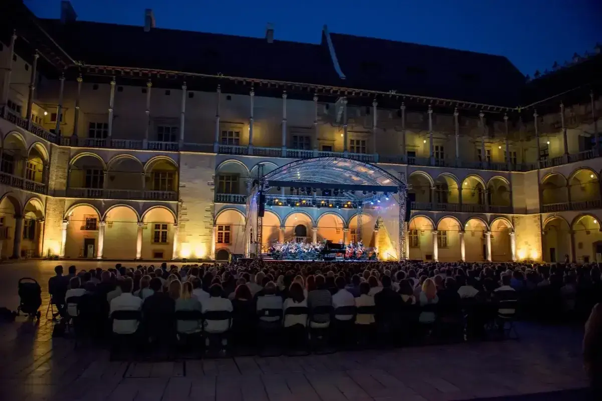Koncert na dziedzińcu Wawelu. Sprawdź wawel bilety cennik, by nie przegapić takich wydarzeń.