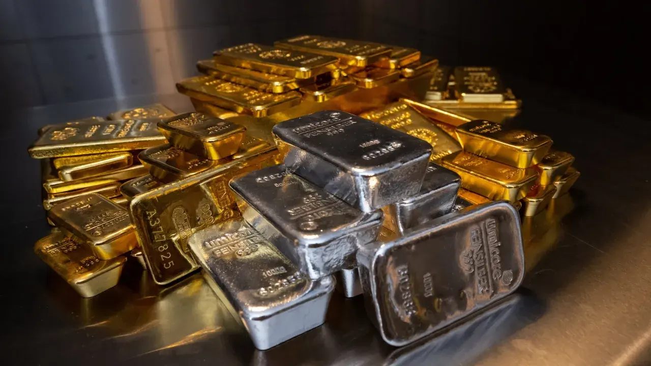Montón de lingotes de oro y plata. El precio del oro usado hoy fluctúa con estas barras brillantes.