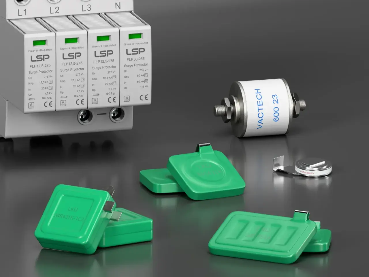 Zabezpieczenie przepięciowe do gniazdka LSP chroni instalację przed przepięciami. Zielone moduły LKD i cylindryczny element VacTech dopełniają zestaw.