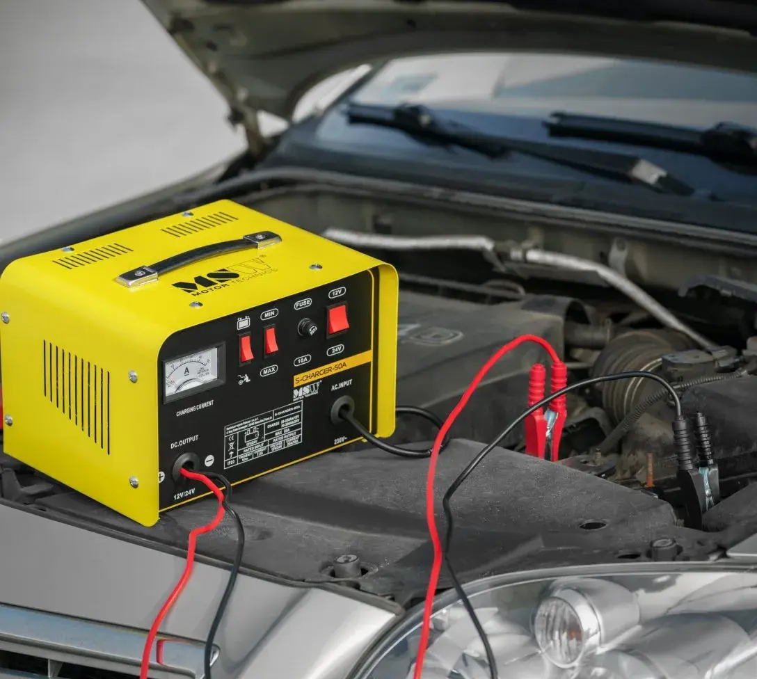Jak podłączyć prostownik do Mondeo MK4 i uniknąć uszkodzeń akumulatora